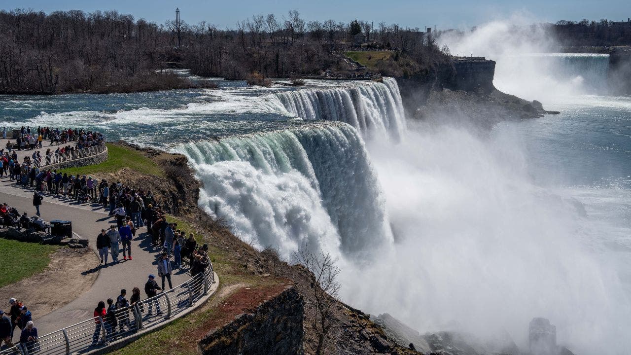 Woman jumps into Niagara Falls with 2 young sons in ‘intentional act’: police