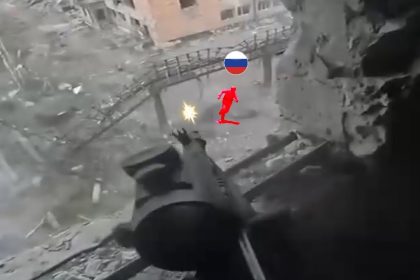 🔴 Ukraine War – Ukrainian Soldier Holds His Ground Against Russian Soldiers Storming His Position