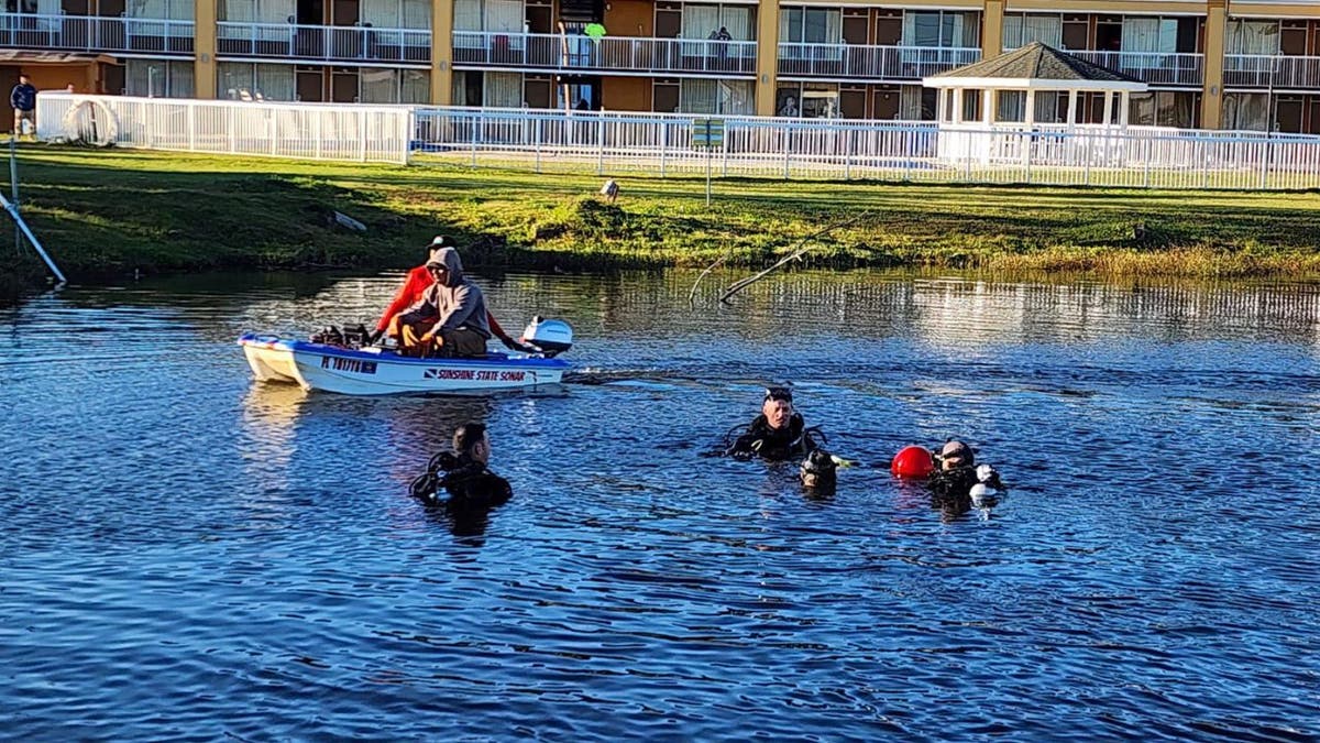 Sunshine State Sonar divers in the water