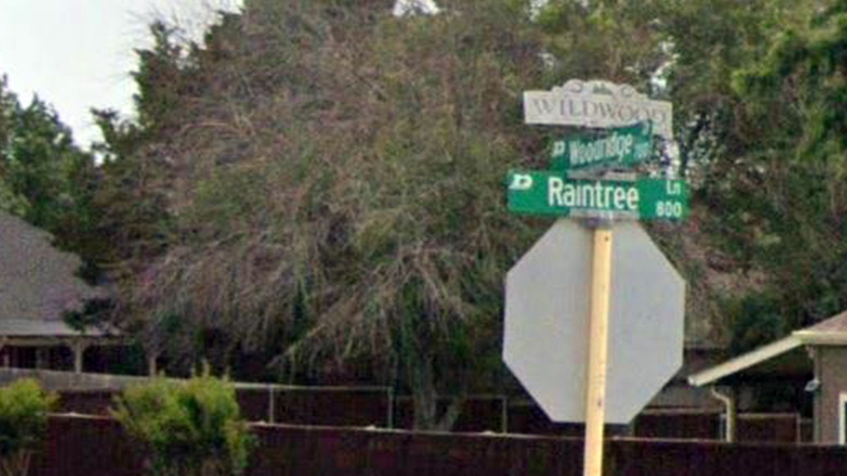 Raintree Circle street sign