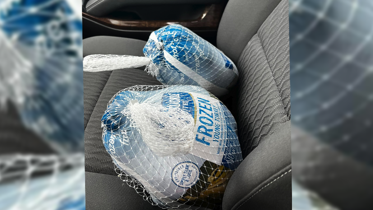 Police in Illinois hand out turkeys instead of tickets for Thanksgiving