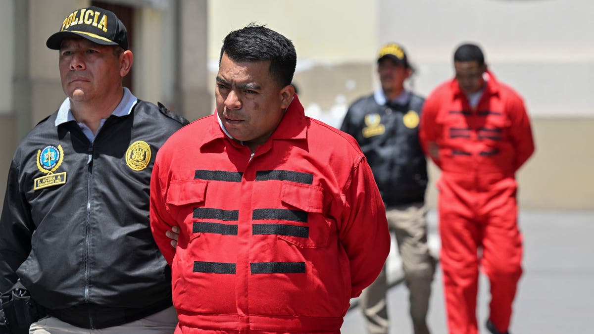 Peruvian police carry out the transfer of several members of the Tren de Aragua criminal organization in Lima on October 5, 2023.