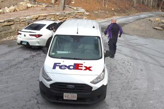 Wild video shows thief brazenly rip package right out of FedEx driver’s arms in Massachusetts robbery