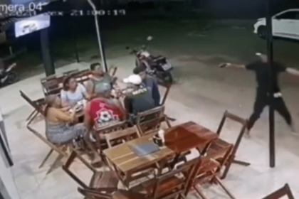 VIDEO: Armed Restaurant Customer Waits For The Perfect Moment To Strike Against Suspect