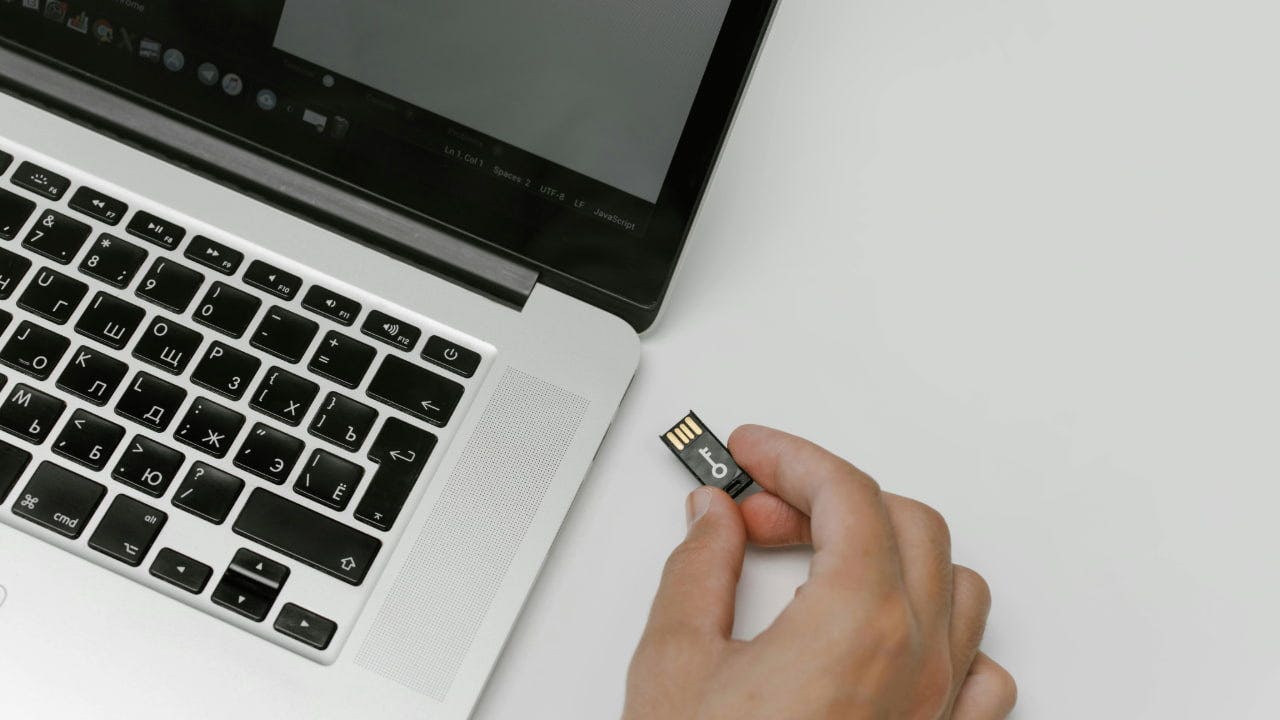 Hackers using malware to steal data from USB flash drives