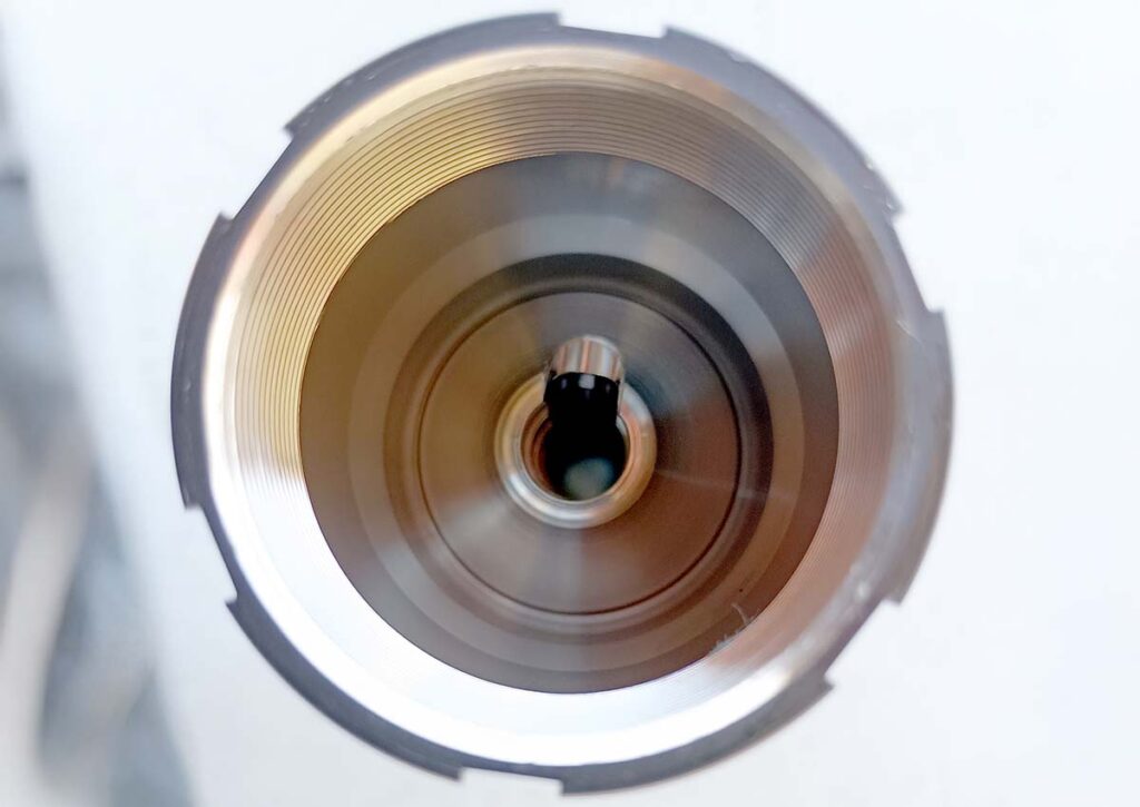 The 30L’s large stainless steel blast chamber—along with its overall large internal volume—offers ample space for muzzle gases to expand and slow down, thus giving the can excellent attributes.