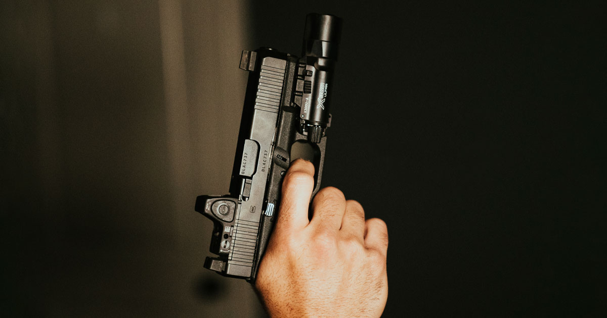 Homeowner Fires Warning Shot at Car Burglary Suspects, Prompting Return Gunfire