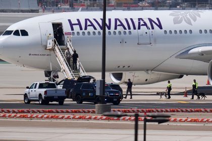 Navy technician arrested for allegedly making false bomb threat on Hawaiian Airlines flight