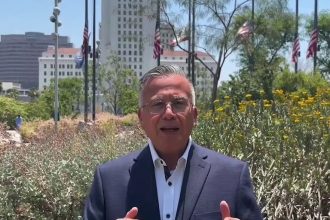 Former LAPD detective says Mayor Karen Bass was ‘too late’ in calling for law and order, urges solution to riots | Fox News Video