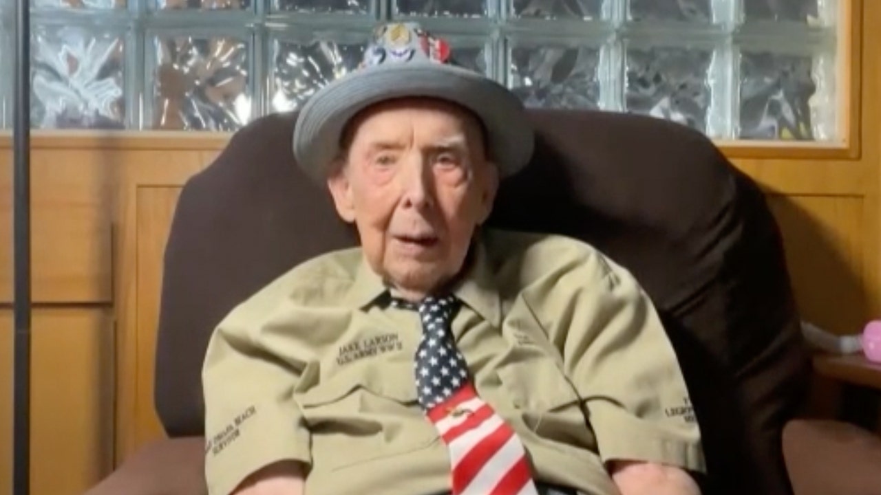 Viral 102-year-old WWII veteran has message about America: ‘How lucky we all are’