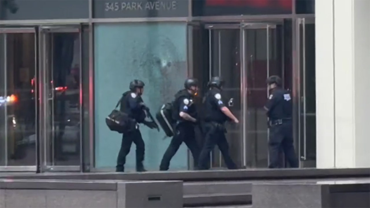 Active shooter report prompts massive police response in midtown Manhattan business district