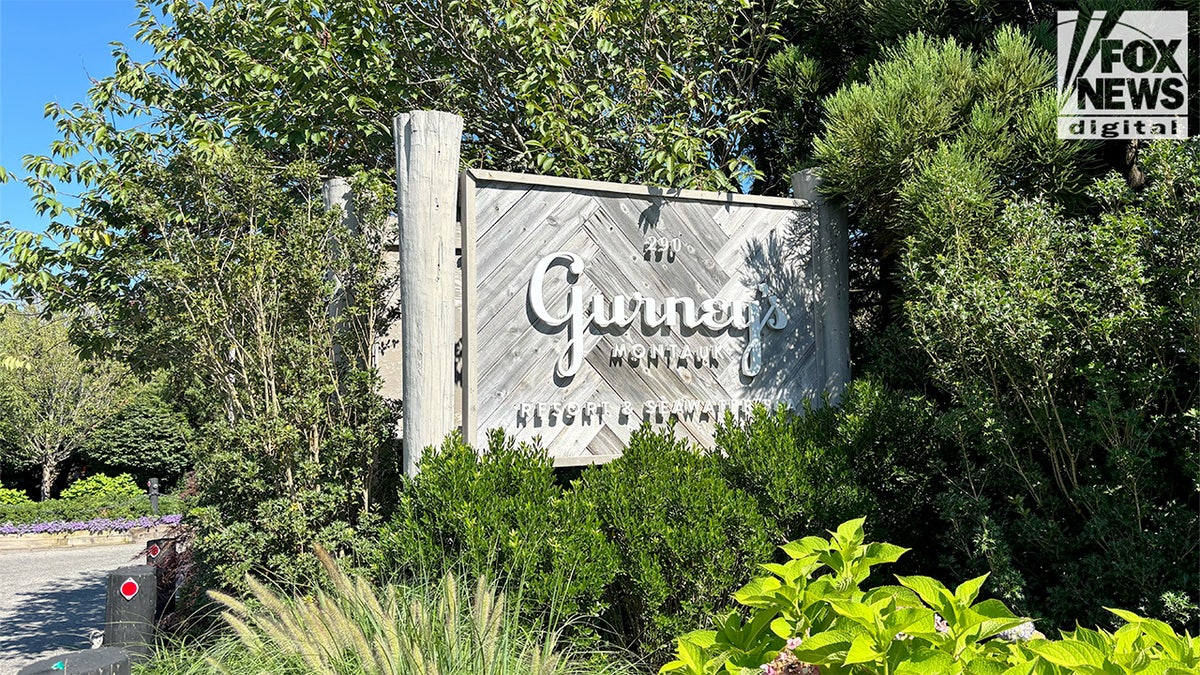 The outside sign of Gunery's Montauk Resort