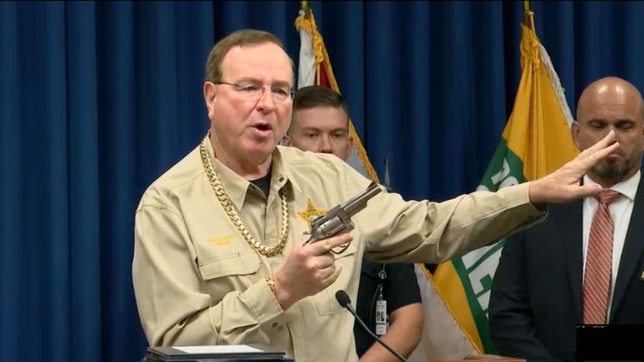 Florida sheriff shows off K chain snatched from alleged drug dealer implicated in overdose death