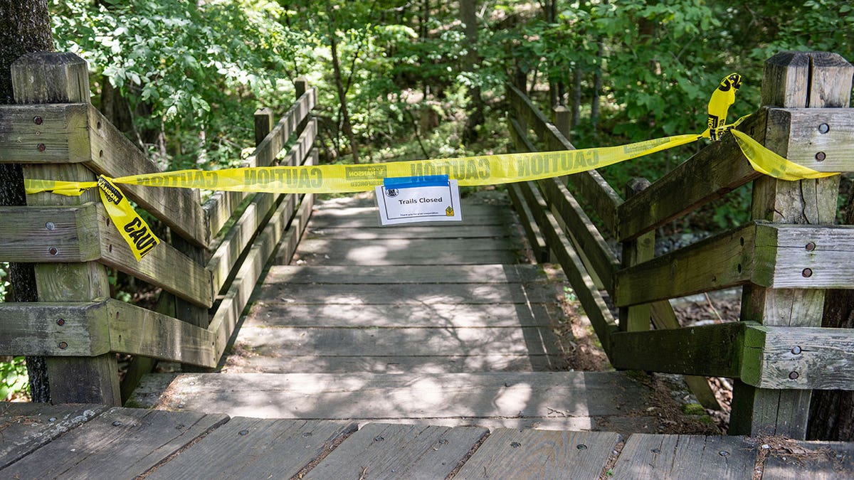 trail head to the Devil's Den trail