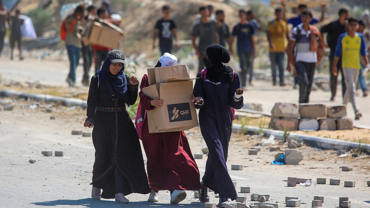 Palestinians seeking aid