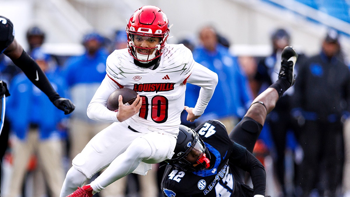 Pierce Clarkson runs the ball