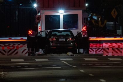 Car rams into White House barricade, suspect arrested: officials