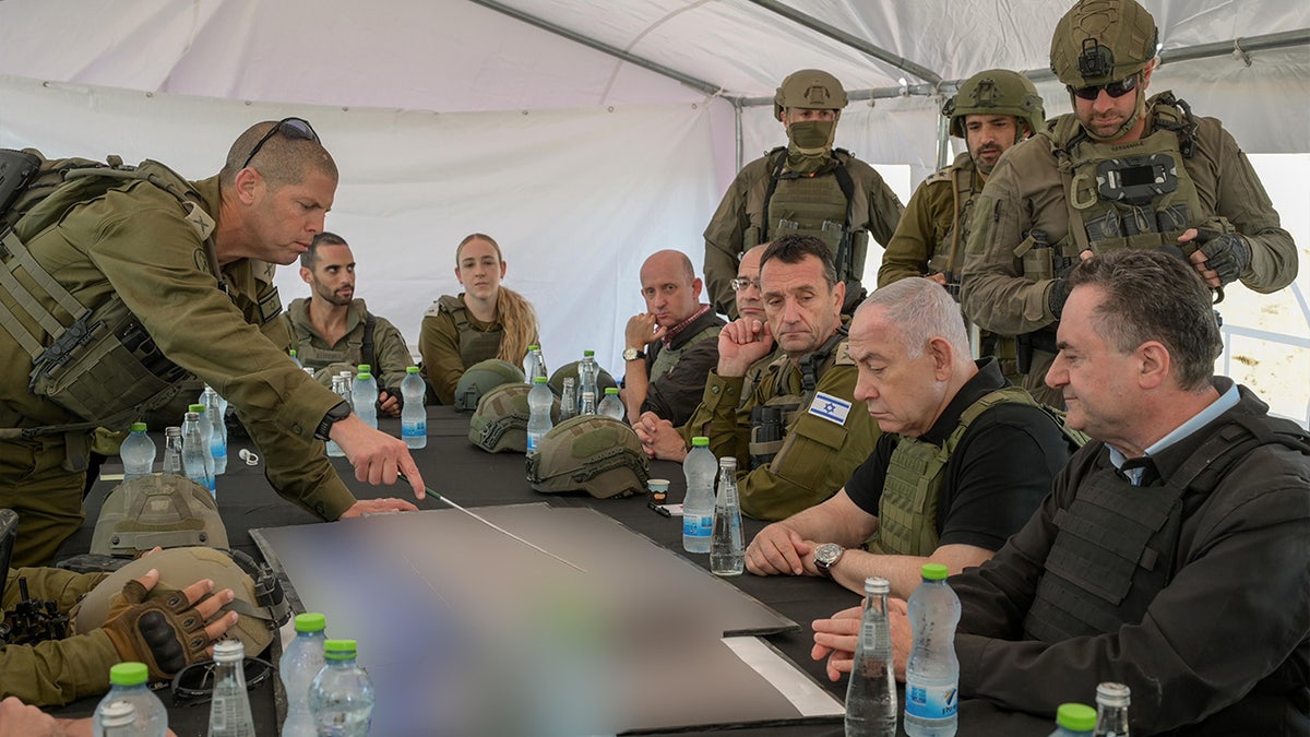 Netanyahu meets with military commanders