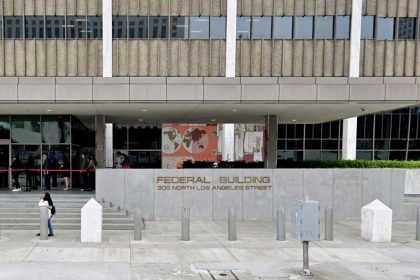 Man in custody for allegedly throwing Molotov cocktails into LA federal building, docs show