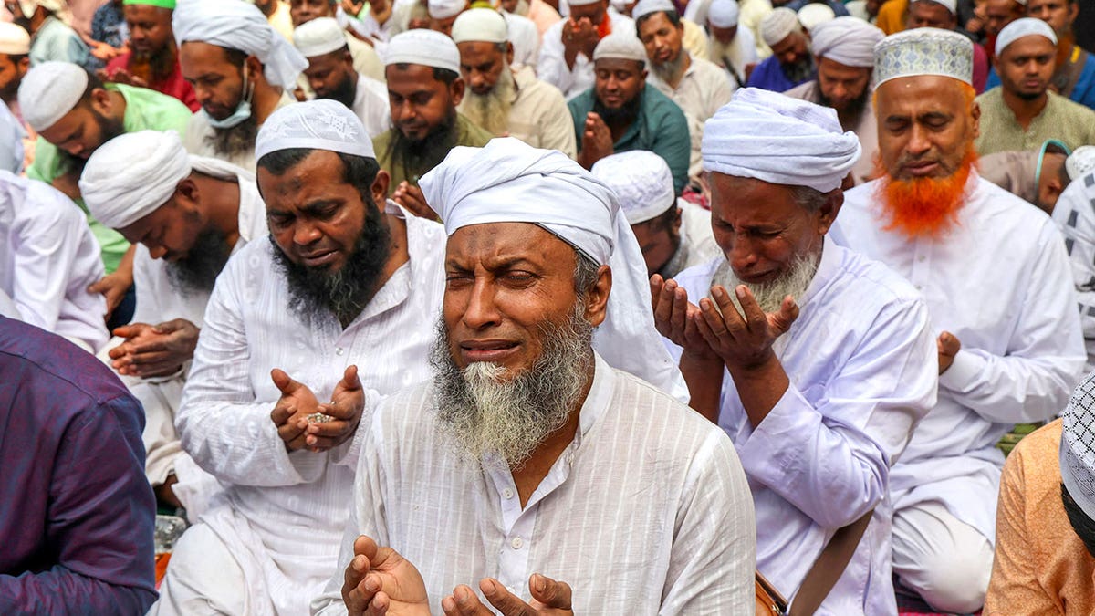 Tablighi Jamaat's Muslim devotees offer Friday prayers along a road in Dhaka on Nov. 15, 2024. (Photo by Abdul Goni / AFP)