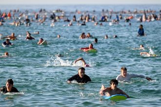 Thousands gather as Bondi Beach reopens, commemorating victims of Hanukkah attack