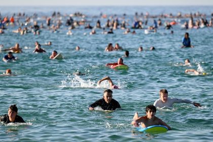Thousands gather as Bondi Beach reopens, commemorating victims of Hanukkah attack