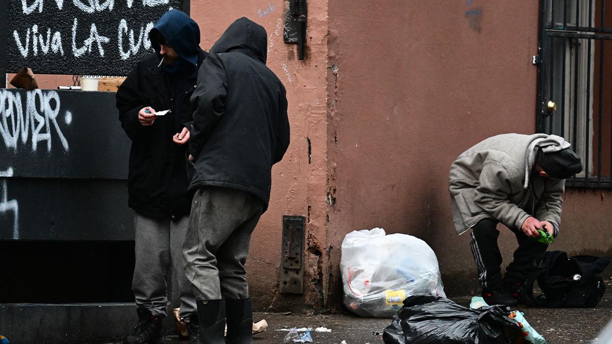 Person on street in Portland, OR reportedly holding drugs