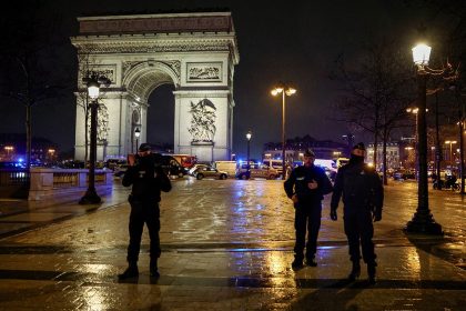 Terror convict recently released shot dead by Paris police after alleged knife attack near Arc de Triomphe