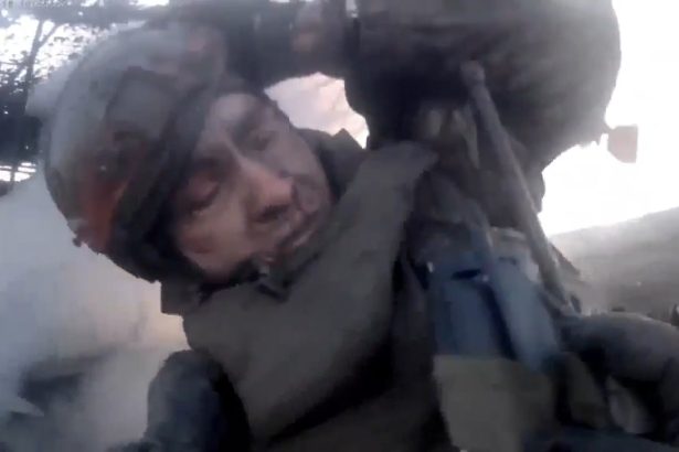 🔴 UKRAINE WAR – Russian Soldiers Record Themselves Being Hit by Ukrainian FPV Drone Ambush
