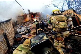 🔴 UKRAINE WAR – Ukrainian Special Assault Units Storm Russian Held Village in Heavy Urban Combat